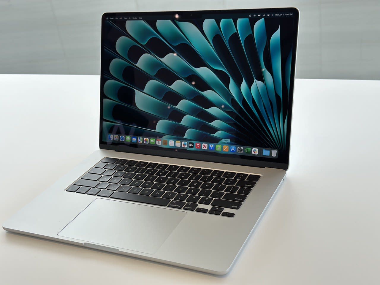 Macbook Air Layar Besar Meluncur Diklaim Laptop 15 Inci Tertipis Di